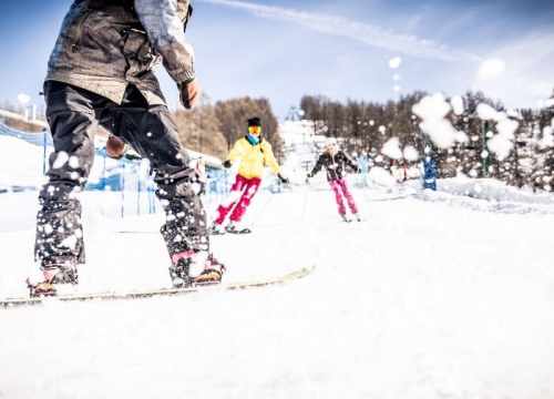 En Genève des familles qui se détendent en faisant du Ski