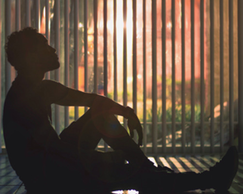 Personne seule dans un intérieur calme, lumière naturelle, moment de réflexion