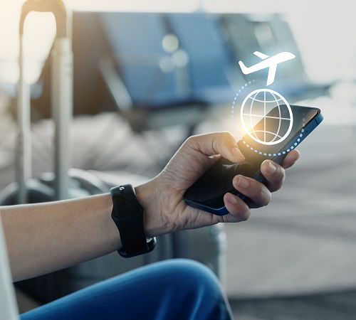 Un voyageur qui utilise un vpn pour acheter son billet d'avion