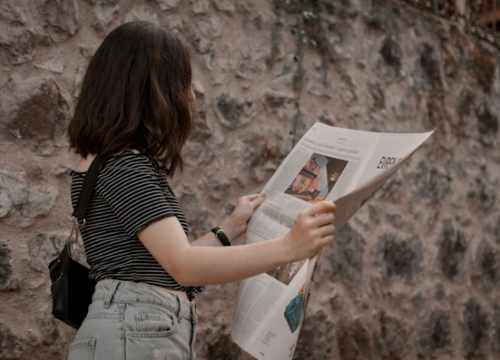 Photo d'une femme lisant un journal