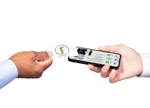 image d'une carte NFC de visite et d'un iPhone