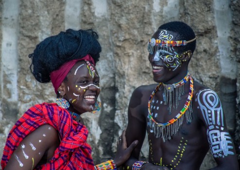 un couple de personnes debout côte à côte