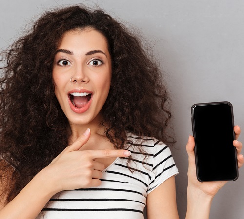 femme contente des économies effectuées sur son forfait mobile