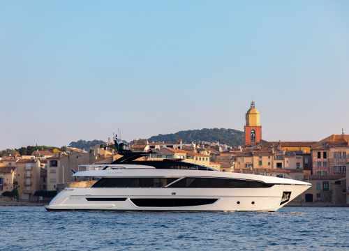 Yacht Riva Corsaro dans le Golfe de Saint-Tropez
