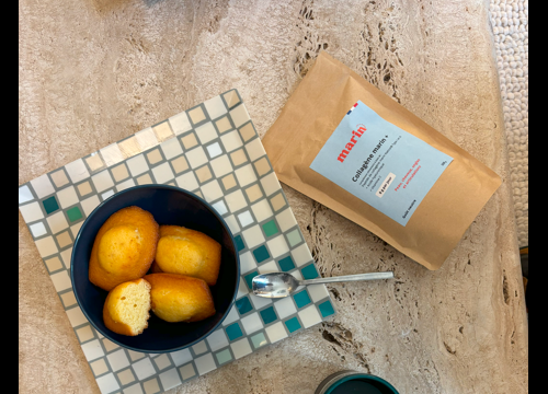 Table de petit déjeuner avec un sac de collagène