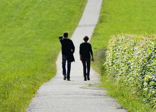 Deux personnes sur une route, un chemin