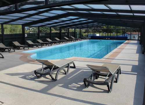 piscine couverte au sein d'un camping au pays basque à saint pée sur nivelle