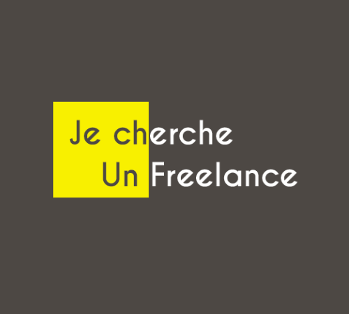 Jeune freelance au bureau, naviguant dans un annuaire spécialisé de prestataires affiché sur l'écran d'ordinateur.