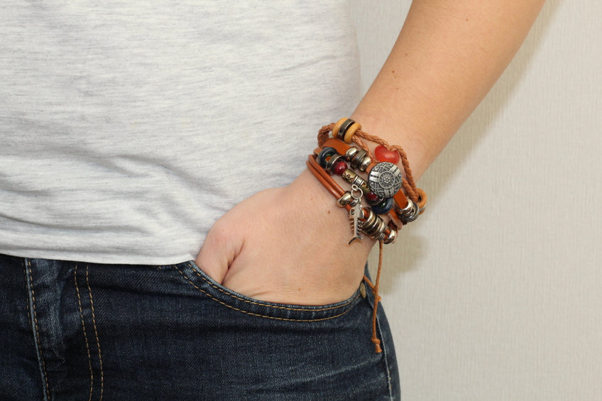 bracelet à un homme