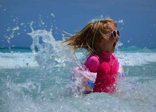 Jeune fille se baignant dans la mer