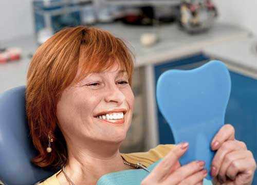 choix d'une patiente entre un implant et un bridge dentaire