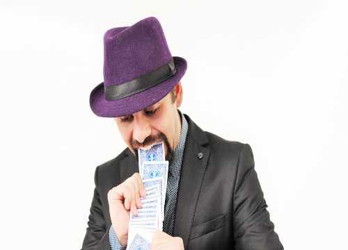 tours de cartes dans la bouche