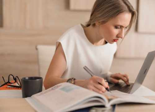 Comment suivre une formation en ligne tout en travaillant ?