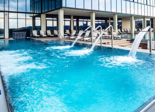 piscine avec sièges