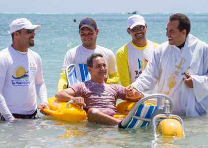 fauteuil-amphibie-baignade-plage-mer-pour-personnes-a-mobilite-reduite-PMR