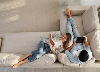 Un couple sur leur canapé donnant un avis Roc Promotion