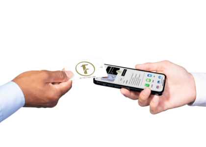 image d'une carte NFC de visite et d'un iPhone