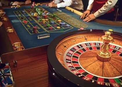 joueurs de casino qui misent sur un site de jeux en live