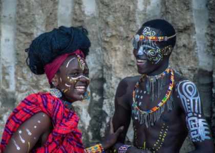un couple de personnes debout côte à côte