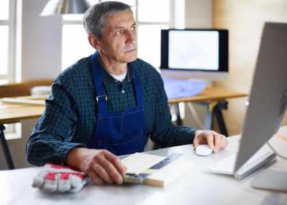 artisan consultant un ordinateur