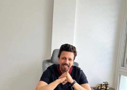 Dr. Khaireddine Hamdane, parodontiste et implantologiste, dans son cabinet à Hammamet, Tunisie.