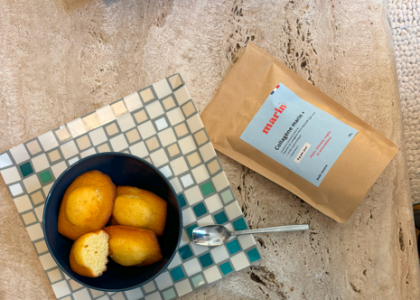 Table de petit déjeuner avec un sac de collagène