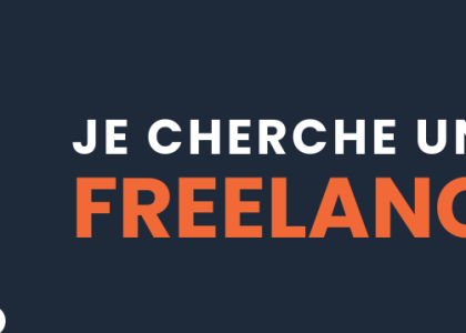 Illustration vectorielle moderne d'un espace de travail de bureau pour le site JeChercheUnFreelance.fr, annonçant son ouverture officielle le 1er septembre 2026. L'image montre une femme à la peau foncée travaillant sur un ordinateur portable à gauche, un homme barbu signant numériquement sur une tablette avec une carte de la France et des spécialités (DÉVELOPPEUR WEB, GRAPHISTE, RÉDACTEUR, SEO) au centre, et deux personnes en costume se serrant la main à droite. L'arrière-plan présente une carte du monde a