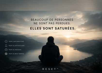 Personne seule face à un paysage calme symbolisant la clarification mentale, le recentrage et la reconstruction personnelle.