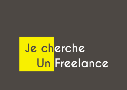 Jeune freelance au bureau, naviguant dans un annuaire spécialisé de prestataires affiché sur l'écran d'ordinateur.