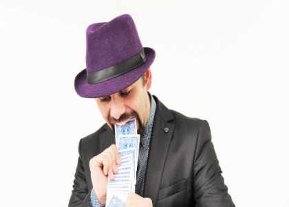 tours de cartes dans la bouche