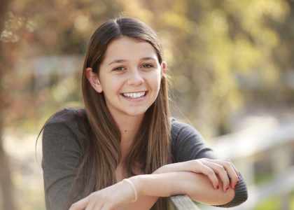 Adolescente souriante, traitement orthodontique