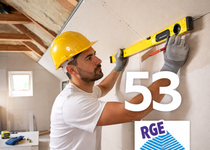 Artisan plaquiste 53 Mayenne posant des cloisons sèches BA13