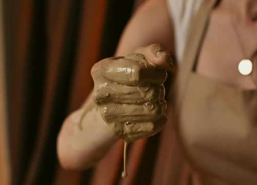 Femme qui fait de la poterie