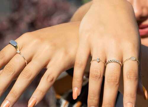 une bague à chaque doigt