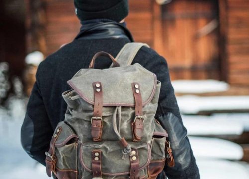 Homme qui Voyage avec un Sac à Dos Vintage
