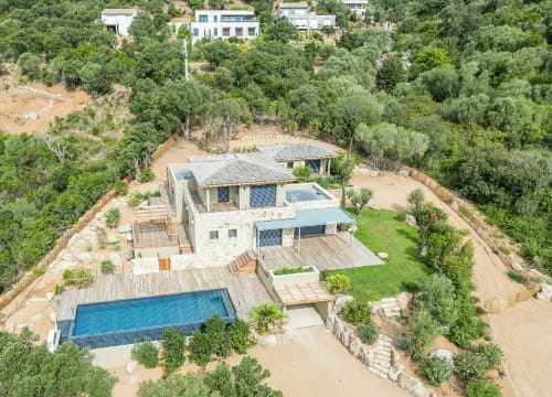 Chantier de construction villa en Corse avec vue sur le maquis