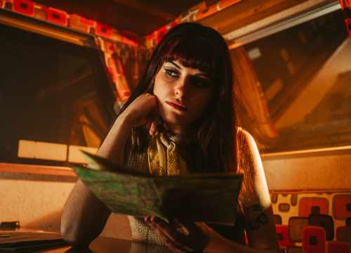 reconstitution d'une femme des années 1970, voyageant dans sa caravane