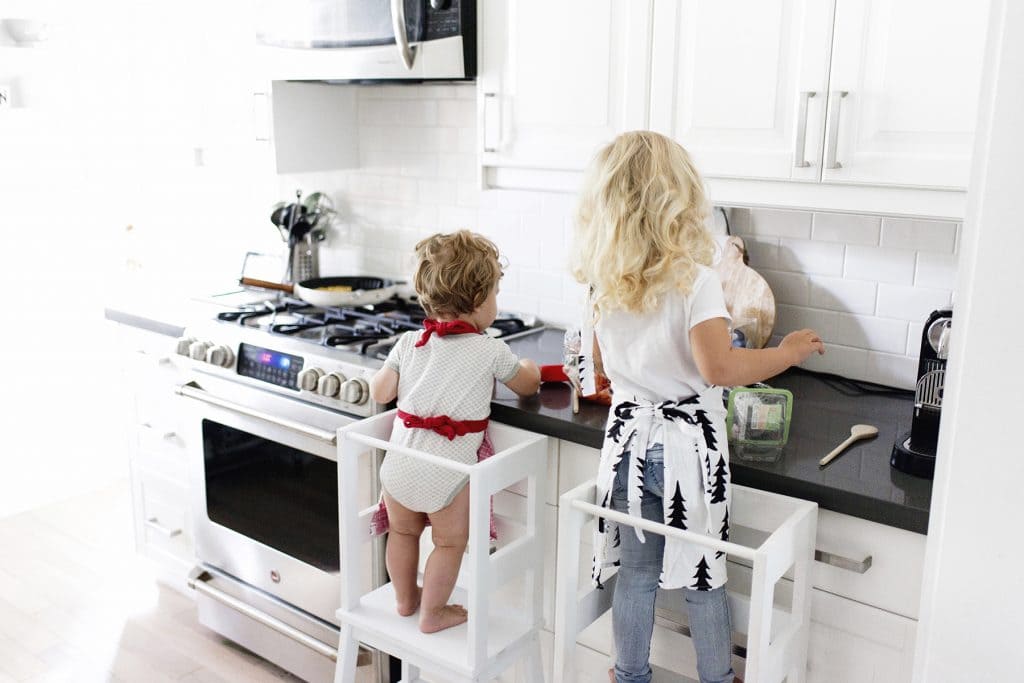 deux enfants heureux - Montessori-tours