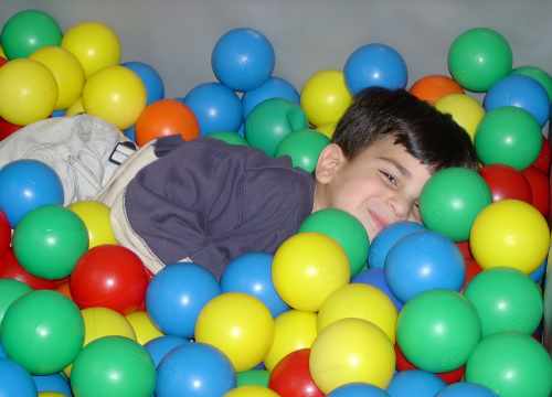 La piscine à balles est remplie de boules colorées.