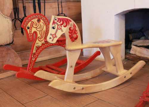 Ces chevaux à bascules sont en bois.