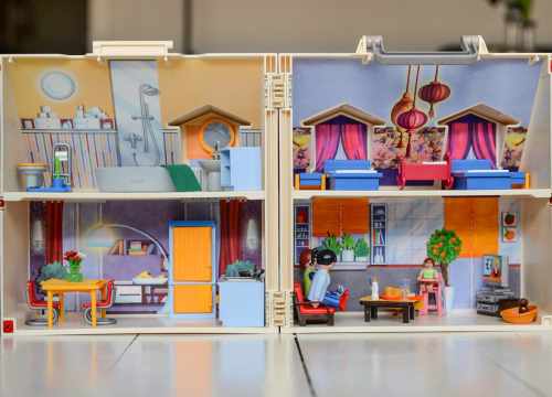Cette maison de poupées comporte quatre espaces de jeu.