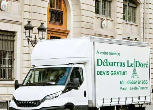 Camion Débarras Le Doré dans une rue de Paris, prêt pour une intervention de débarras