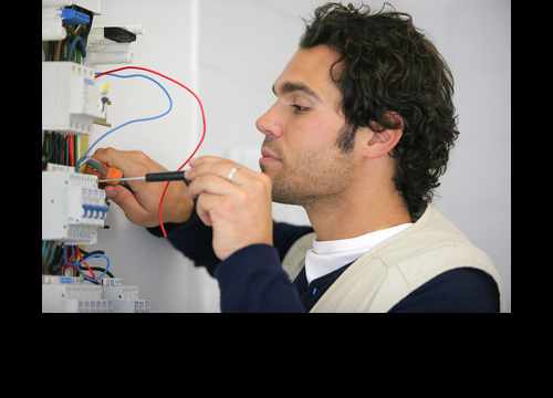 électricien sur un tableau électrique