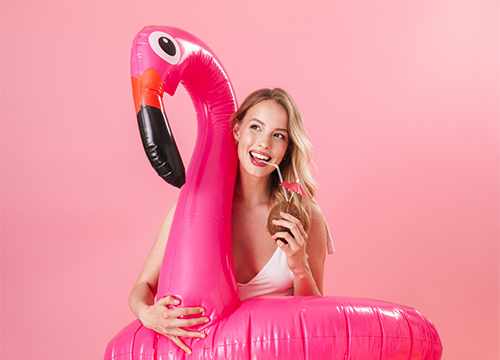 Jolie Femme avec une Bouée Flamant Rose