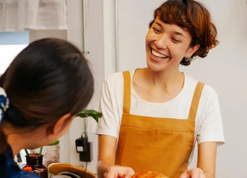 Femme servant un croissant