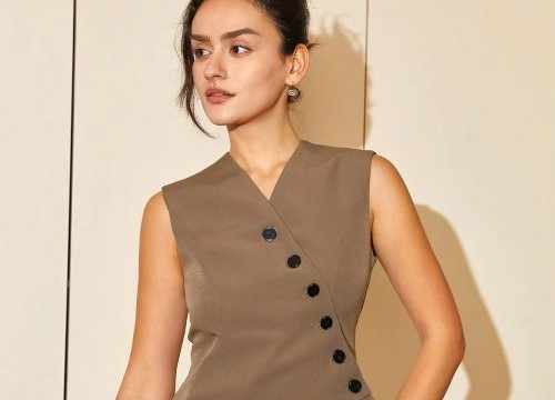 femme portant un gilet sans manches marron