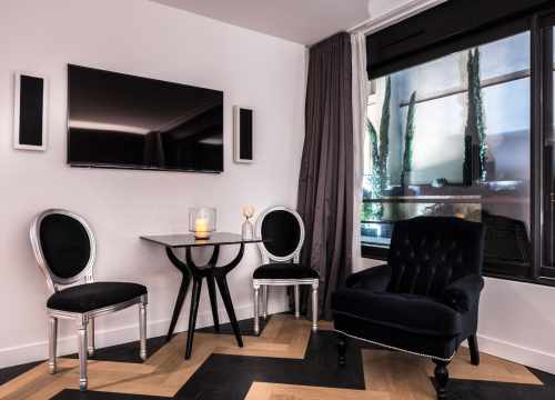 TV installée sur un mur 