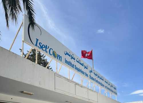 Photo du campus de l'ISET'COM Tunis, illustrant un environnement dynamique dédié à la formation technologique et à l'innovation en communication en Tunisie.