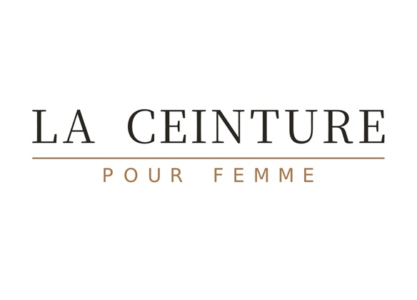 Ceinture femme en cuir marron à boucle dorée portée sur un jean