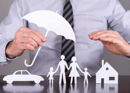 une mutuelle santé qui couvre divers aspects de la vie, illustrée par une famille abritée sous un parapluie, entourée d'icônes représentant une maison, une voiture et des personnes.